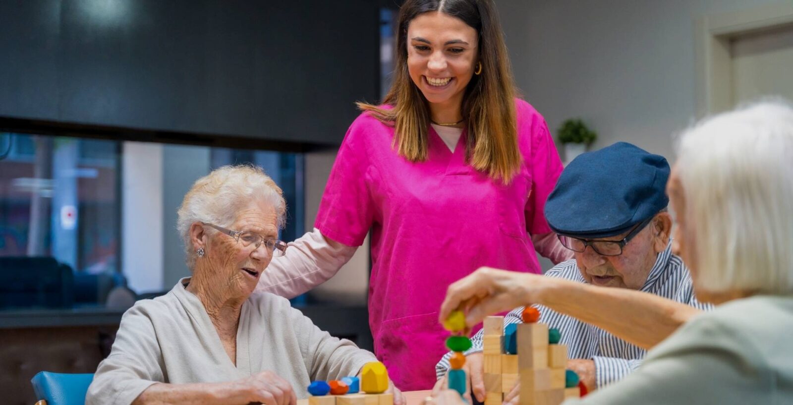 Zorgprofessional begeleidt ouderen bij een activiteit – symbool voor bemiddeling in de zorg via Het Zorgbureau.
