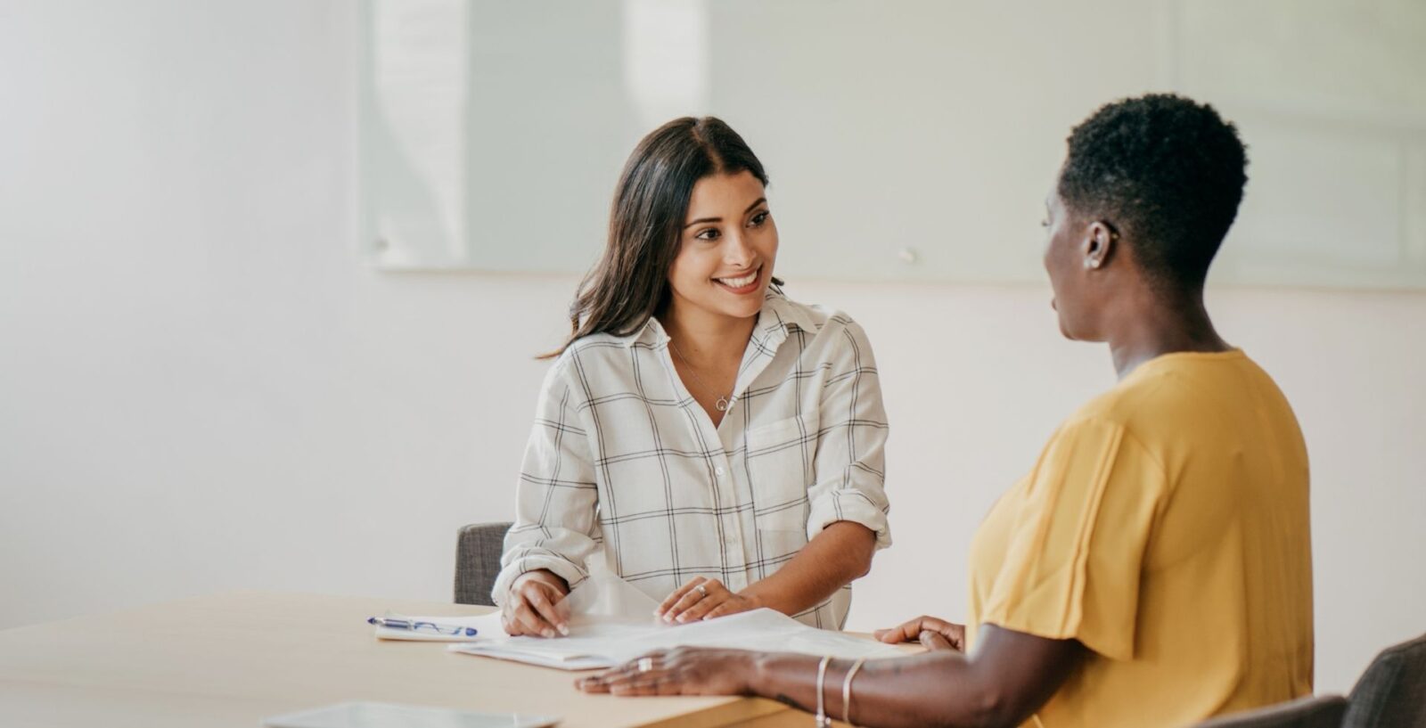 Twee zorgprofessionals in gesprek tijdens een bemiddelingsgesprek, symbool voor uitzenden in de zorg via Het Zorgbureau.