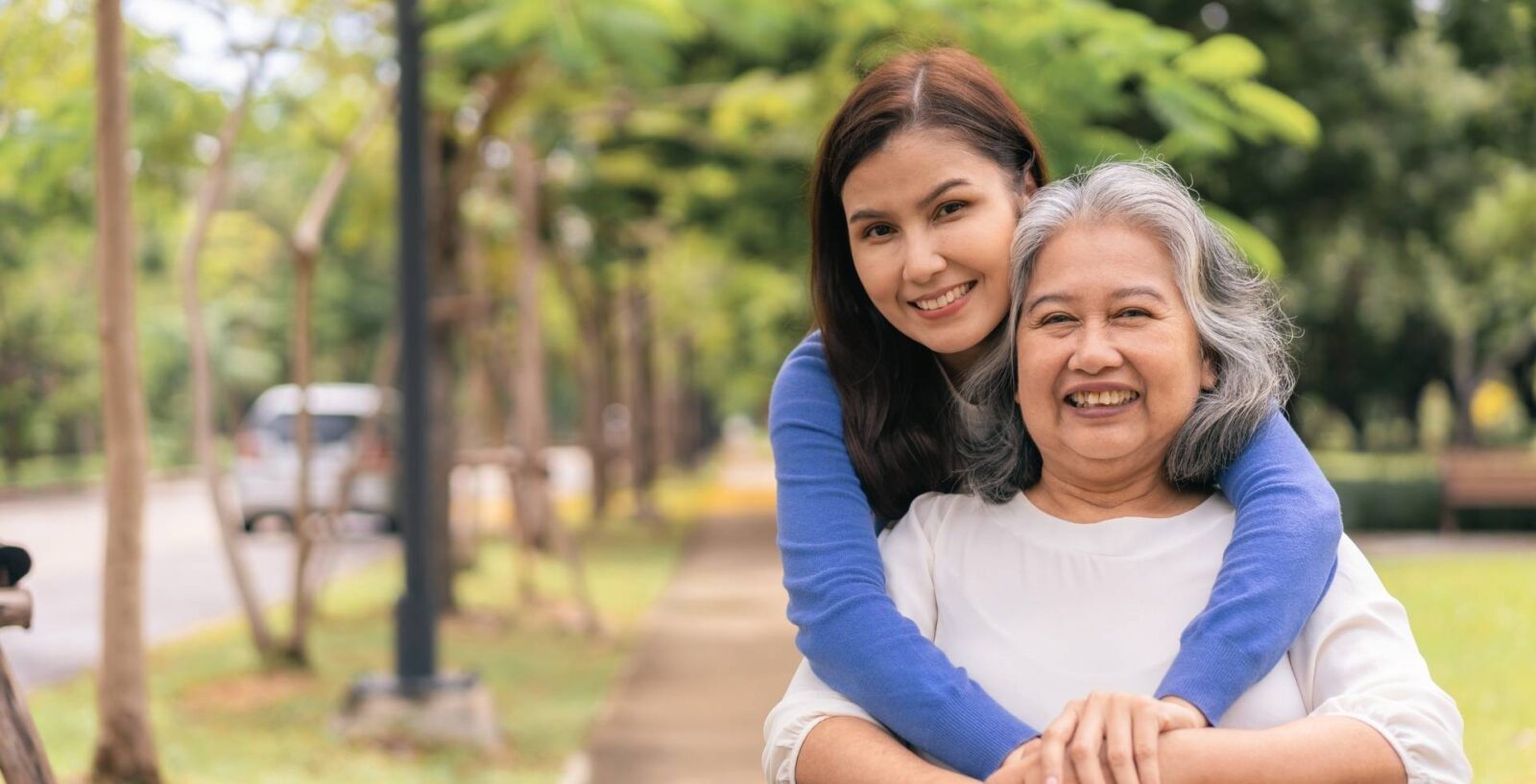 Zorgprofessional die met aandacht en betrokkenheid ondersteuning biedt aan een oudere cliënt, symbool voor detachering in de zorg via Het Zorgbureau.